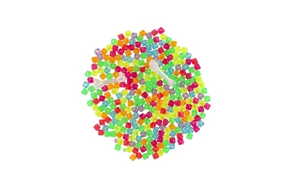 Koraliki z sznurkiem plastik, mix kolorów, w plastikowym pudełku 3,5x12,5cm