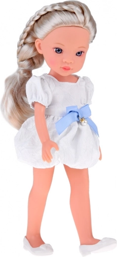 Elegancki strój z perłowym detalem