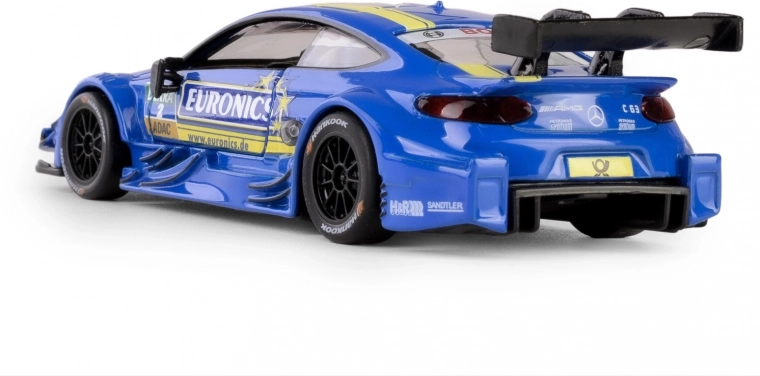 Otwierane drzwi i gumowe opony