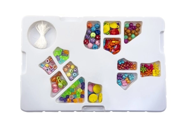 Koralki plastikowe kolorowe ze sznurkiem w pudełku 26x17x2cm