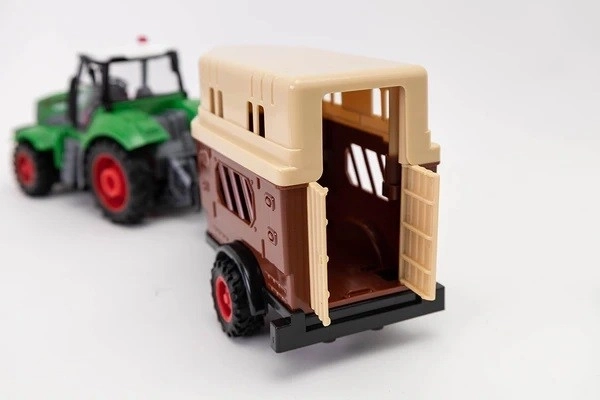 R/C traktor z przyczepą dla koni