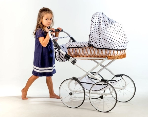 Wózek Monika RETRO wiklinowy konstrukcja biała biały w kropki wysokość uchwytu 76cm regulowana