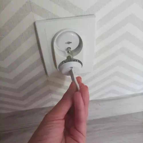 Bezpieczeństwo osłony gniazd białe