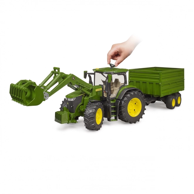 Traktor John Deere 7R z ładowaczem czołowym i przyczepą