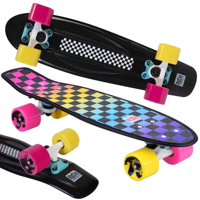 Kolorowy retro pennyboard z wzorem szachownicy