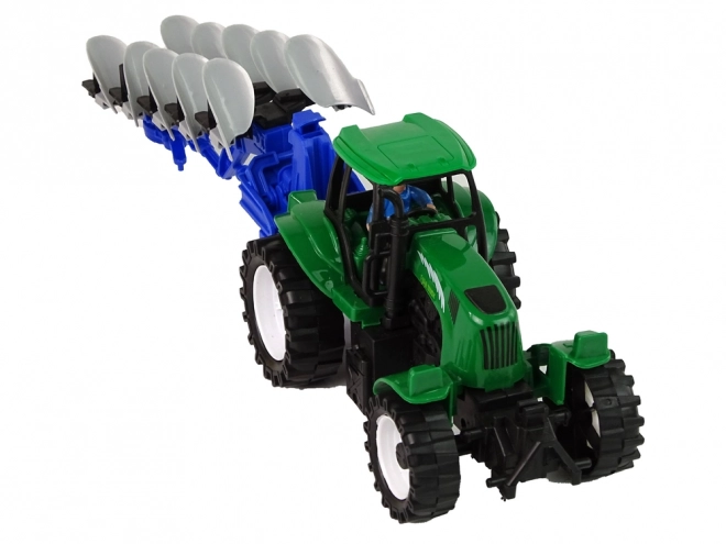 Zielony traktor rolniczy z pługiem