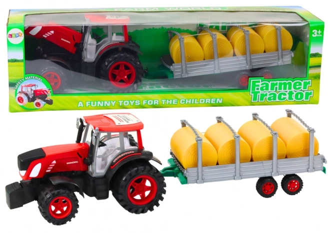 Duży traktor z przyczepą i belami siana