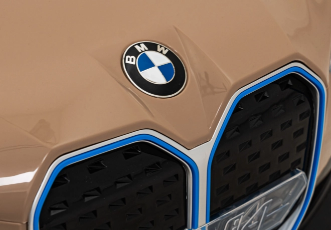 Samochód dziecięcy na baterię BMW i4 – Złoty