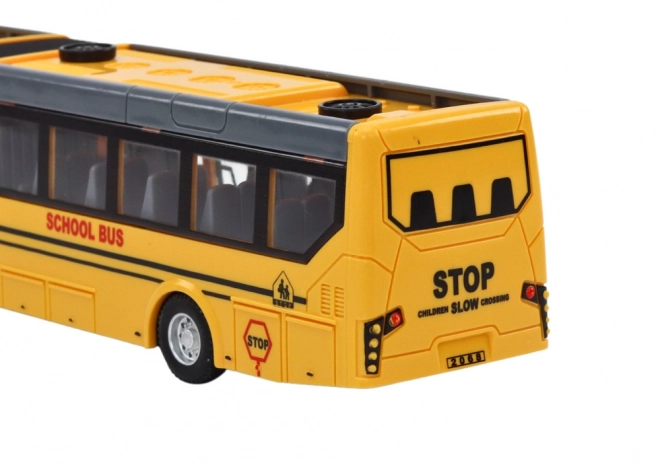 Zdalnie sterowany przegubowy autobus szkolny RC 1:32 żółty