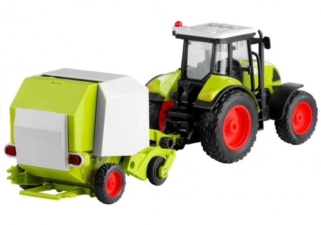 Traktor z prasą do bel