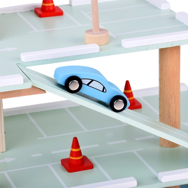 Drewniany wielopoziomowy parking z windą i autami