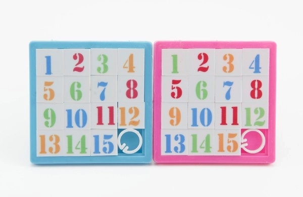 Przesuwanka łamigłówka liczby plastik 8x8cm asst 4 kolory w woreczku