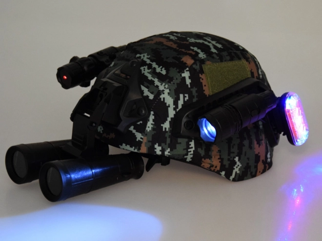 Zestaw sprzętu wojskowego z hełmem, lornetką i walkie-talkie
