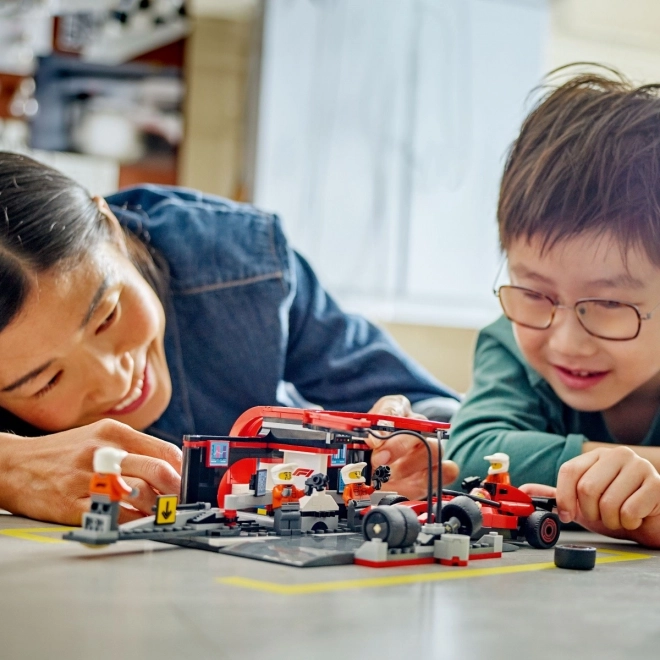LEGO City 60443 Stacja Pit-Stop F1 z mechanikami i samochodem Ferrari