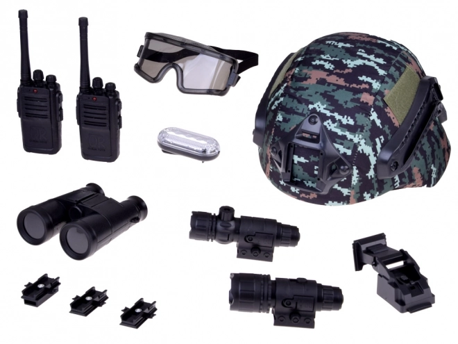 Zestaw sprzętu wojskowego z hełmem, lornetką i walkie-talkie