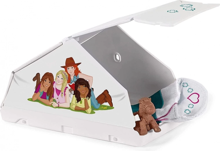 Uroczy pluszowy konik jako towarzysz