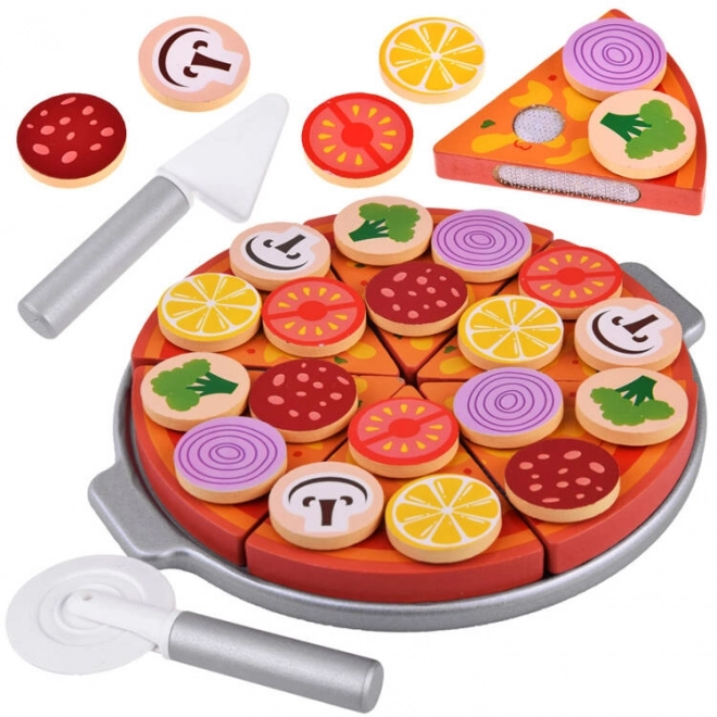 Drewniana pizza do krojenia z dodatkami