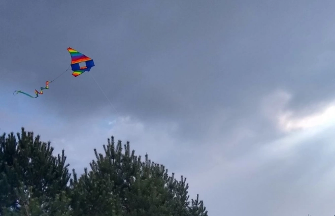 Kolorowy latawiec z wirującą tęczą