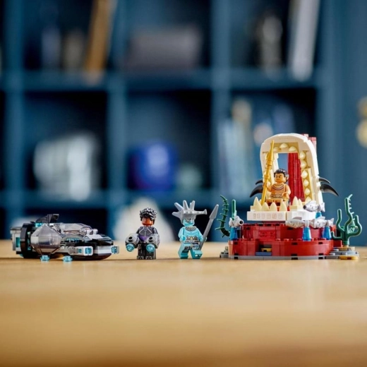 Trzy minifigurki bohaterów i złoczyńców