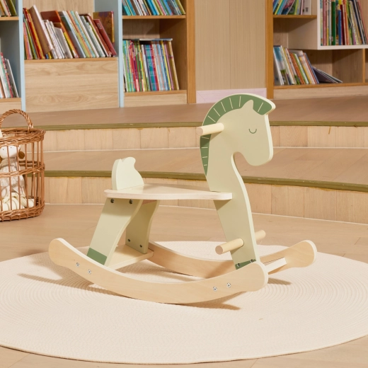 Stabilna drewniana konstrukcja dla bezpiecznego bujania