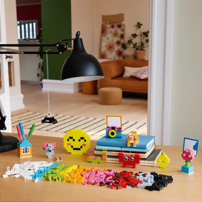 LEGO® Classic 11042 Kreatywna wesoła skrzynka