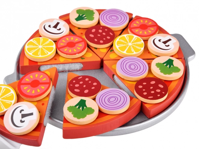 Drewniana pizza do krojenia z dodatkami