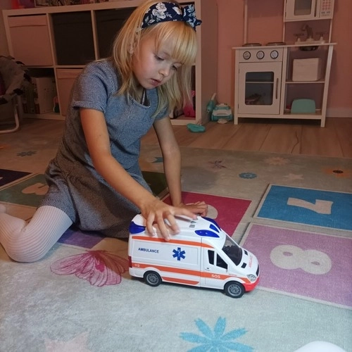Dziecięca karetka z noszami i sygnałami świetlnymi