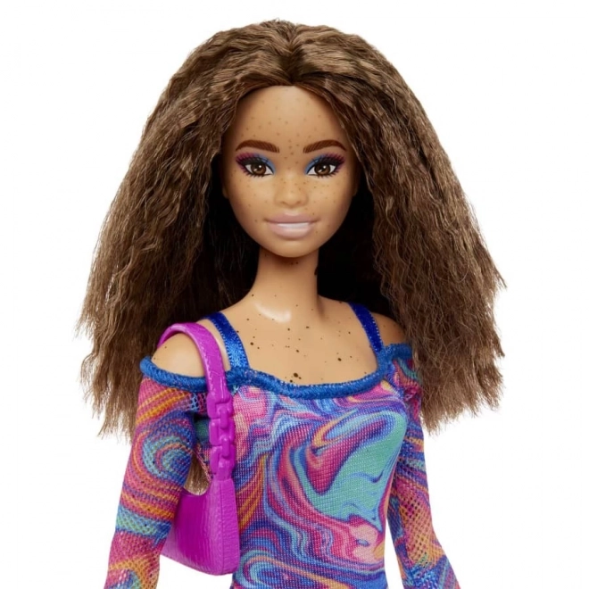 Lalka Barbie Fashionistas z kręconymi włosami i piegami