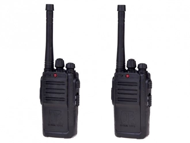 Zestaw sprzętu wojskowego z hełmem, lornetką i walkie-talkie