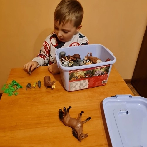 Figurki zwierząt z walizką