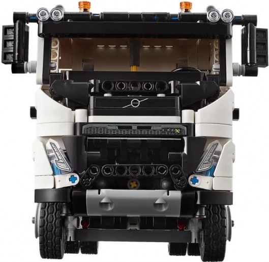 Autentyczny VOLVO FMX z funkcjonalną kabiną i silnikiem