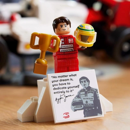 Minifigurka Ayrtona Senny z podstawką w formie podium