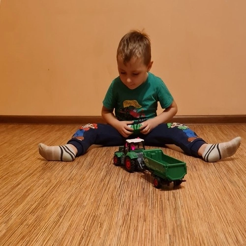 Zdalnie sterowany traktor Kruzzel z przyczepą