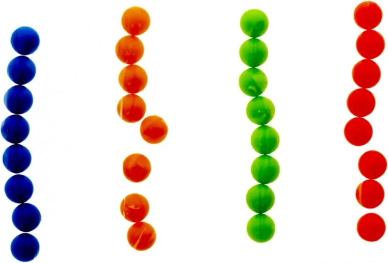 Trening motoryki małej z kolorowymi kulkami