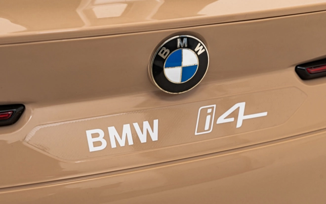 Samochód dziecięcy na baterię BMW i4 – Złoty