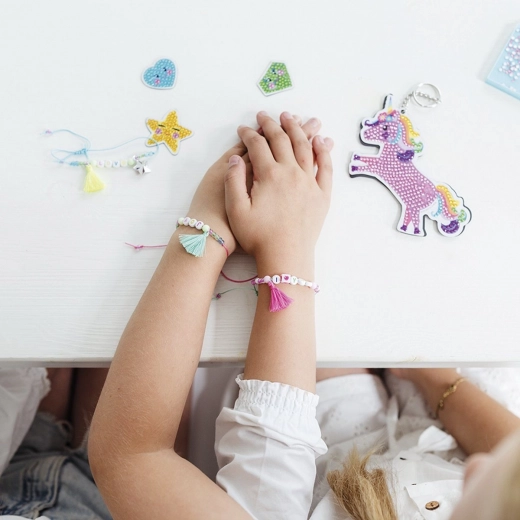 Stylowe bransoletki z koralikami i frędzlami