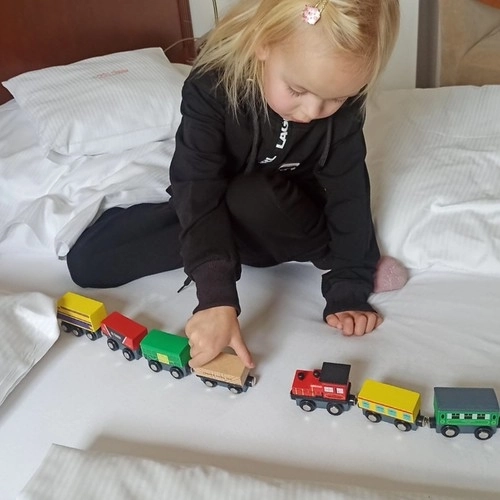 Drewniane pociągi z wagonami - 3 lokomotywy i 9 wagonów