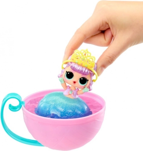 Magiczna zmiana koloru w wodzie