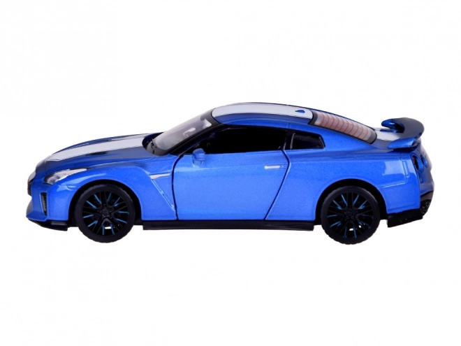 Auto Nissan GT-R z otwieranymi drzwiami