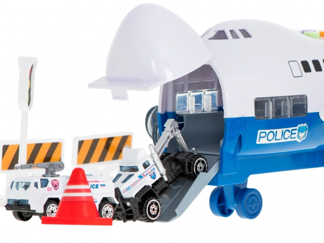 Policyjny samolot transportowy z samochodami