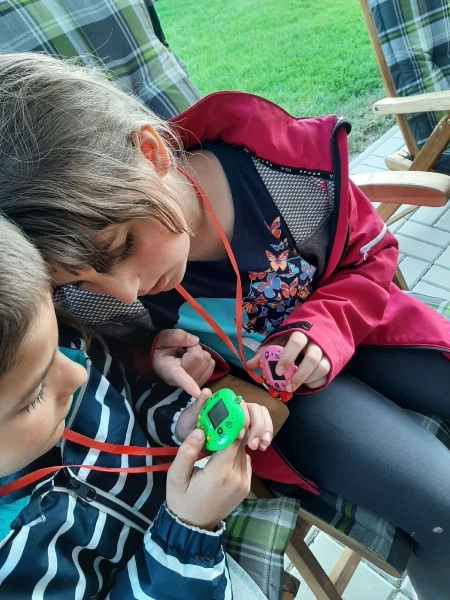 Uczy odpowiedzialności w formie zabawy