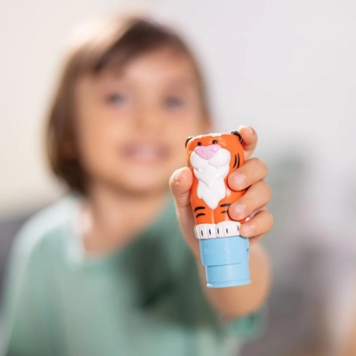 Podajnik ułatwiający przyklejanie