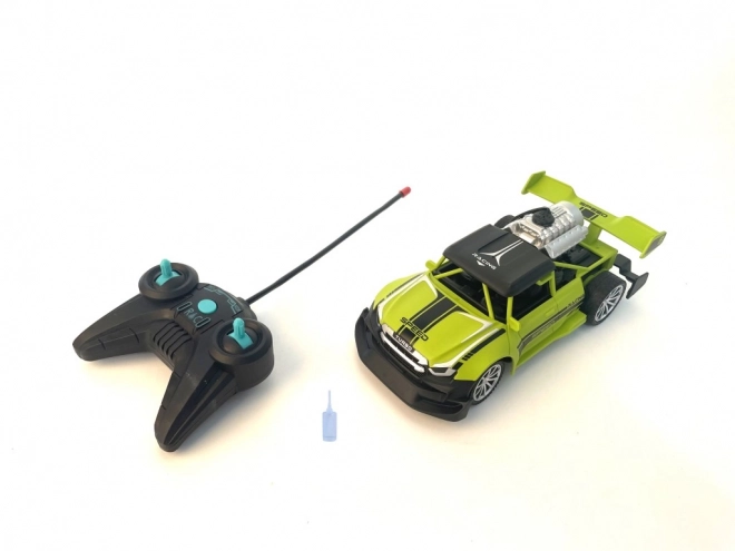 Zdalnie sterowane auto 1:20 z efektem dymu czerwone