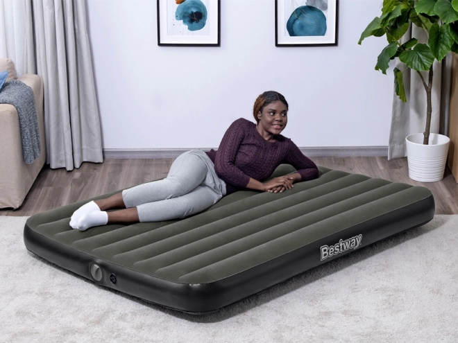Dwuosobowy materac dmuchany Queen z wbudowaną pompką Bestway