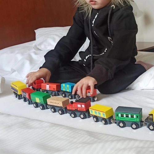 Drewniane pociągi z wagonami - 3 lokomotywy i 9 wagonów
