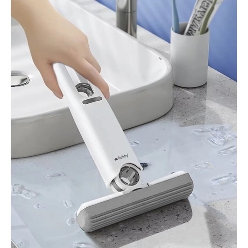 Kompaktowy mini mop z wymiennymi głowicami czyszczącymi