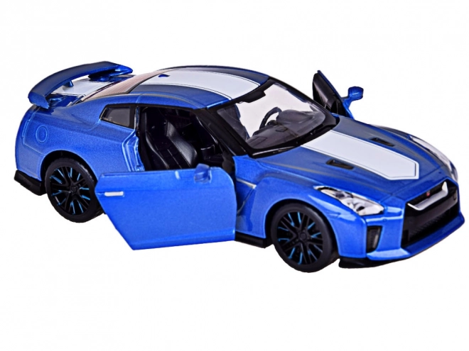 Auto Nissan GT-R z otwieranymi drzwiami