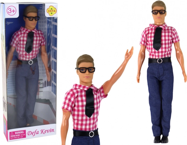 Marionetka Kevin w eleganckim stroju z czerwoną koszulą
