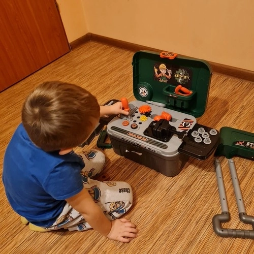 Warsztat dziecięcy z narzędziami i walizką