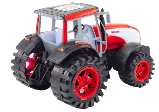Duży rolniczy traktor z napędem Czerwony